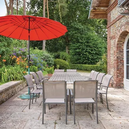 6 Bedroom Awesome In Casa de Férias Héricourt-en-Caux
