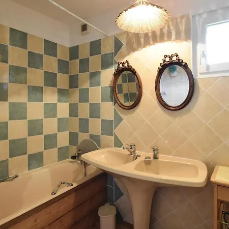 6 Bedroom Awesome In *